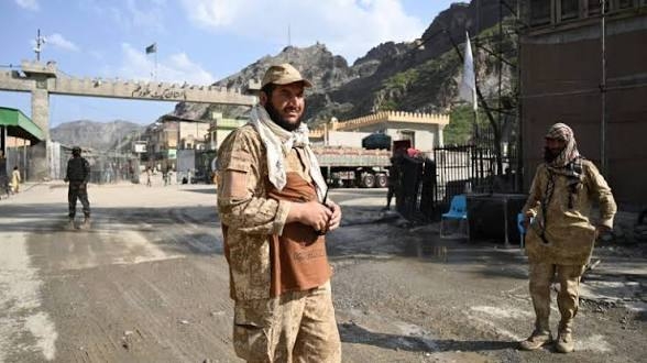 مقتل 15 شخصا بينهم 12 جنديا في تفجير انتحاري شمال غرب باكستان