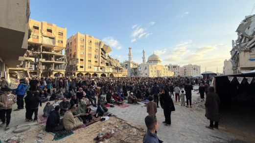 فلسطينيو غزة يؤدون صلاة العيد في الساحات وبين أنقاض المساجد التي دمرها العدو الإسرائيلي