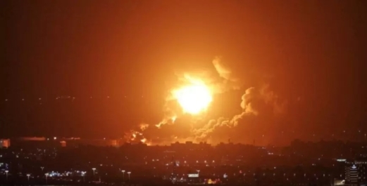 اليمن: بـ4 غارات.. العدوان الأميركي - البريطاني يستهدف الحديدة اليمن: بـ4 غارات.. العدوان الأميركي - البريطاني يستهدف الحديدة