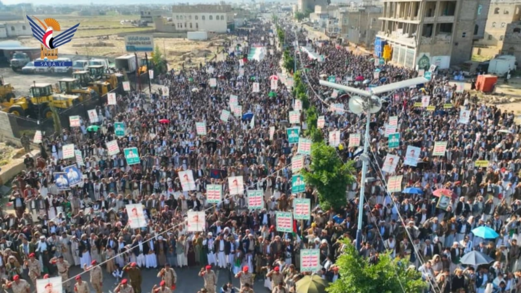 مسيرات حاشدة بعمران في 131 ساحة تتويجاً لعامين من العطاء ووفاء لدماء الشهداء مسيرات حاشدة بعمران في 131 ساحة تتويجاً لعامين من العطاء ووفاء لدماء الشهداء