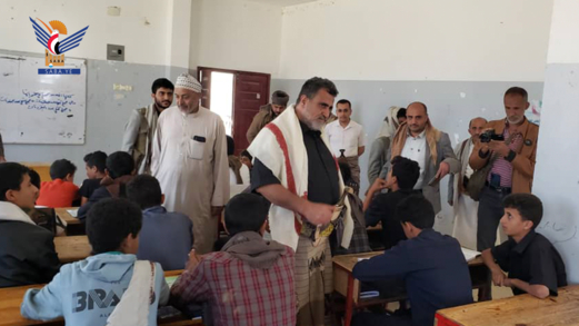 محافظ البيضاء يتفقد أنشطة الدورات الصيفية في عدد من مدارس المدينة 