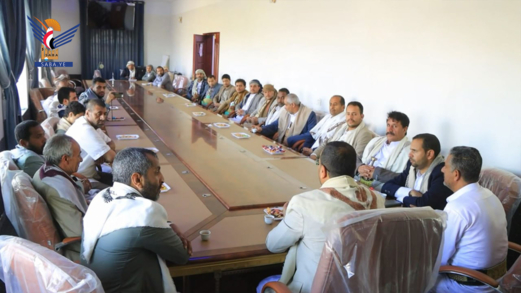 محافظ صعدة يتفقد الانضباط الوظيفي وسير العمل في المكاتب الخدمية