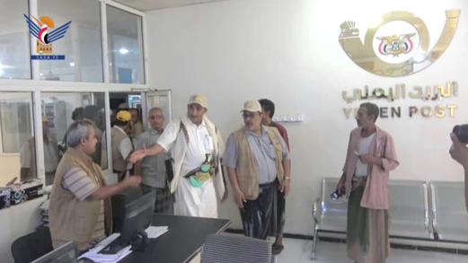 محافظ الحديدة يطلع على سير العمل في فرع الهيئة العامة للبريد