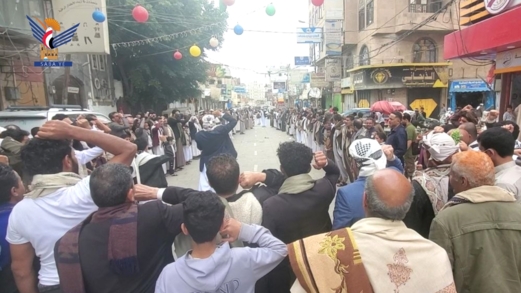 أبناء العاصمة يؤكدون تمسكهم بالمشروع القرآني والبراءة من الأعداء