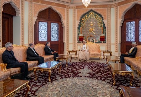 سلطان عُمان يناقش مع وزير الخارجية الإيراني مُستجدّات المنطقة وجهود الوساطة