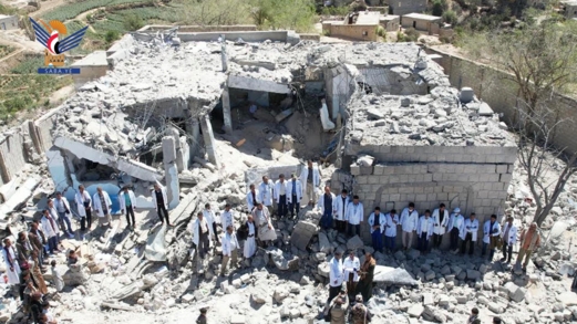 حجة.. وقفة للقطاع الصحي في وشحة تنديداً باستهداف العدوان للمركز الصحي في المديرية