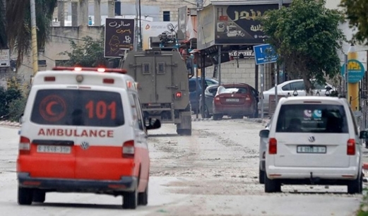 قوات إسرائيلية تصادر معدات وأجهزة لجمعية خيرية في الخليل قوات إسرائيلية تصادر معدات وأجهزة لجمعية خيرية في الخليل