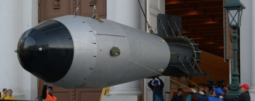 "لا أحد يهاجم من يملك القنبلة النووية" "لا أحد يهاجم من يملك القنبلة النووية"