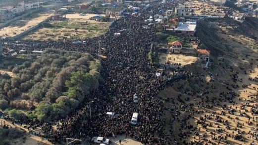 "هآرتس": صور الحشود التي تعبر نِتساريم تُحطّم وهم النصر المطلق "هآرتس": صور الحشود التي تعبر نِتساريم تُحطّم وهم النصر المطلق