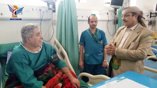 عضو السياسي الأعلى السامعي يطمئن على صحة وكيل محافظة تعز منصور الهاشمي