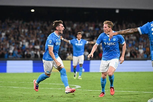 نابولي يهزم بيزا وينتزع صدارة الدوري الإيطالي من يوفنتوس نابولي يهزم بيزا وينتزع صدارة الدوري الإيطالي من يوفنتوس