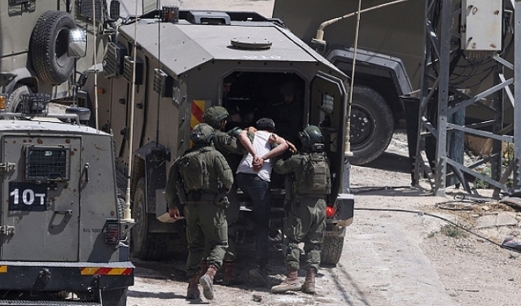 قوات العدو الصهيوني تقتحم وتداهم بلدات ومنازل الفلسطينيين في نابلس وبيت لحم