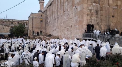 العدو الصهيوني يحظر التجوال في عدد من الأحياء وسط الخليل ويغلق الحرم الإبراهيمي 
