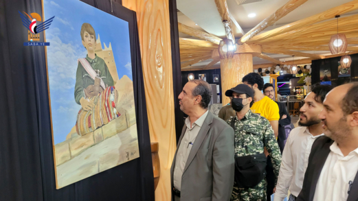 وزير الثقافة والسياحة يفتتح المعرض التشكيلي "حكاية ريشة" من صنعاء إلى غزة