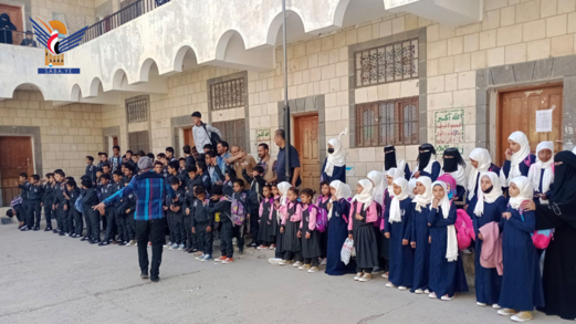 توزيع حقيبة ومستلزمات تعليمية لطلاب مدرسة الصم وضعاف السمع بأمانة العاصمة