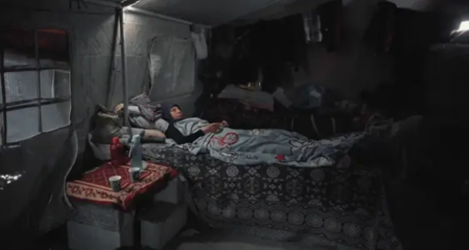 أجسادٌ منهكة وخيامٌ لا ترحم: مأساة المسنين في غزة 