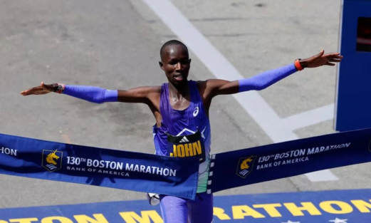 العداء الكيني كورير يفوز بماراثون بوسطن للعام الثاني على التوالي