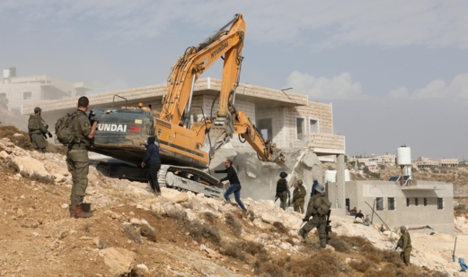 العدو الإسرائيلي يغلق طريق جنوب الخليل ويصيب شاب فلسطيني في طوباس ويقتحم مناطق متفرقة في بيت لحم.. ويهدم محلا تجاريا في القدس