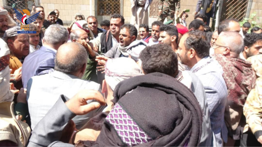 إب .. أسرة الحجيلي تعفو عن الجاني سموم في ساحة الإعدام