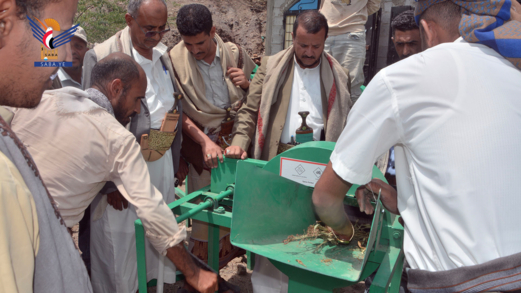 توزيع 300 فرامة أعلاف لمربي الثروة الحيوانية في مديرية التعزية بتعز