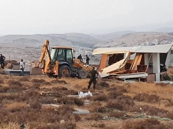 مستوطنون يهدمون 4 بركسات شرق القدس.. وآخرون يسيجون أراضي زراعية في الأغوار الشمالية