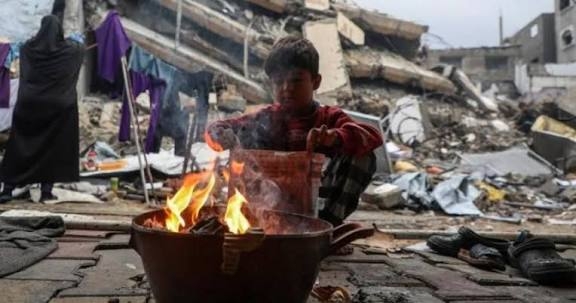 قرار العدو الاسرائيلي بمنع المنظمات الإنسانية.. بين السيطرة الأمنية وخنق الشعب الفلسطيني