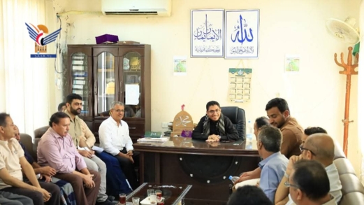 وكيل وزارة الصحة يتفقد سير العمل في مكتب الصحة بالحديدة 
