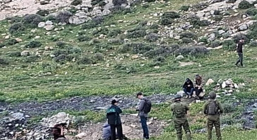 العدو الإسرائيلي يحتجز مواطنين فلسطينيين بمسافر يطا