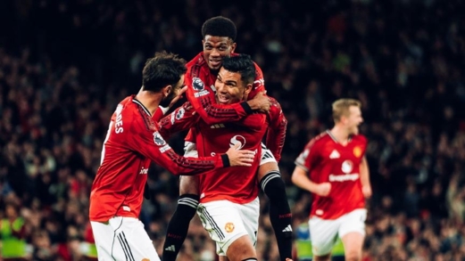 الدوري الإنجليزي.. تشيلسي يسقط في عقر داره أمام سندرلاند ومانشستر يونايتد يواصل انتفاضته الدوري الإنجليزي.. تشيلسي يسقط في عقر داره أمام سندرلاند ومانشستر يونايتد يواصل انتفاضته