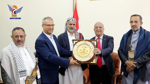 الرهوي يُكرّم عددًا من أعضاء اللجنة العليا للمؤتمر الثالث "فلسطين قضية الأمة المركزية"