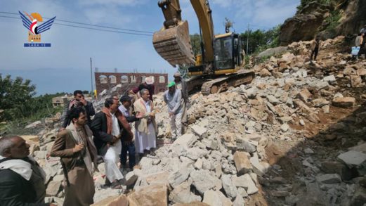 تفقد سير إزالة الأضرار الناجمة عن الانهيار الصخري في منطقة عجامة بالمحويت تفقد سير إزالة الأضرار الناجمة عن الانهيار الصخري في منطقة عجامة بالمحويت