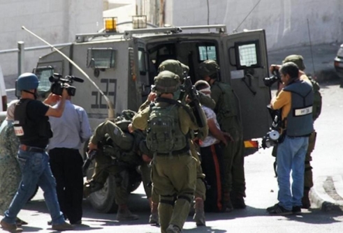 إصابة مسنة فلسطينية واعتقال 4 مواطنين خلال اقتحام قوات العدو الإسرائيلي عدة مناطق في الخليل