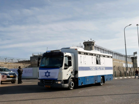 مركز حقوقي: "البوسطة" وسيلة تعذيب قاسية للأسرى الفلسطينيين أثناء نقلهم بين السجون الصهيونية