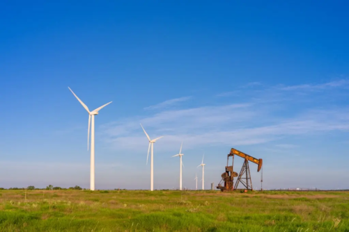 أسعار النفط تتراجع وسط ترقب زيادة إنتاج أوبك+