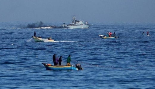 بحرية العدو الاسرائيلي تعتقل 4 صيادين غرب غزة