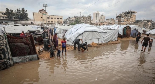 غزة: الدفاع المدني تلقى أكثر من 2500 استغاثة من مواطنين فلسطينيين تضررت خيامهم