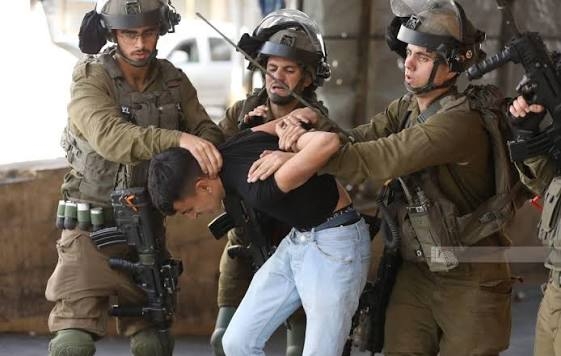 العدو الاسرائيلي يشن حملة اقتحامات في الضفة الغربية ويعتقل عشرات الفلسطينيين
