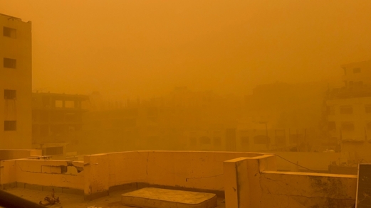 عاصفة رملية تضرب قطاع غزة وتُفاقم مأساة النازحين