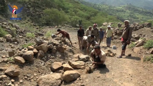 صنعاء.. مبادرة مجتمعية لرصف طريق جبلي في عزلة بني يوسف بالحيمة الداخلية صنعاء.. مبادرة مجتمعية لرصف طريق جبلي في عزلة بني يوسف بالحيمة الداخلية