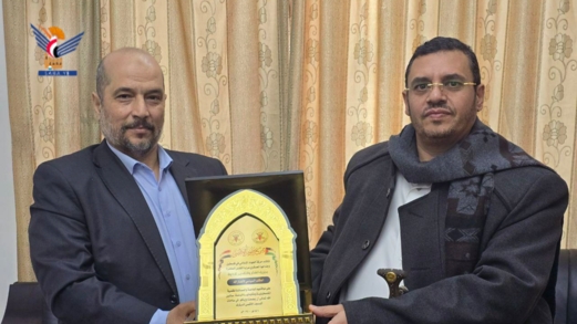 حركة الجهاد الإسلامي تُكرم المكتب السياسي لأنصار الله بدرع "طوفان الأقصى"