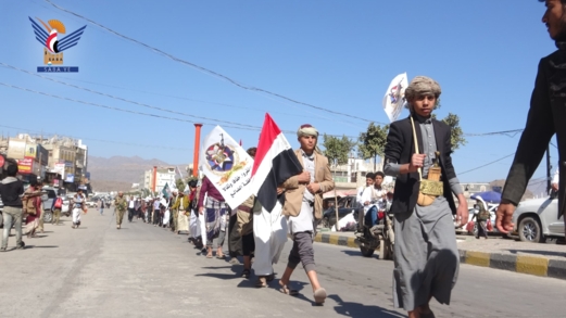 الضالع.. مسير ووقفة لطلاب مدارس دمت تنديدا بالإساءة الأمريكية للقرآن الكريم