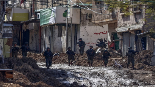 العدو الإسرائيلي يحول منازل فلسطينيين في طولكرم إلى ثكنات عسكرية