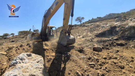 محافظ المحويت يتفقد سير العمل في مشروع شق الخط الدائري الغربي بمديرية الرجم