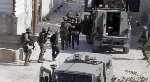 قوات العدو الإسرائيلي تعتقل 17 فلسطينيا من مناطق متفرقة بالضفة الغربية