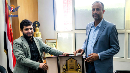 مؤسسة الغزل والنسيج تكرّم رئيس هيئة مستشفى الجمهوري بصنعاء