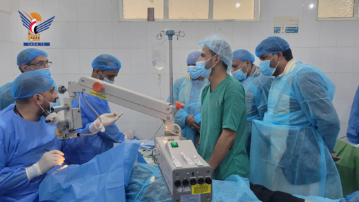 تدشين العمليات الجراحية بالمخيم المجاني للعيون بمديرية قفلة عذر في عمران