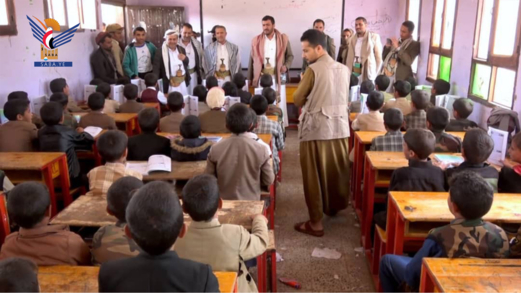 وزير الشباب ومحافظ عمران يتفقدان الدورات الصفية بمديريتي المدينة وعيال سريح