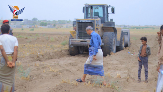 مبادرة مجتمعية لاستصلاح الأراضي المتضررة من السيول بمديرية باجل في الحديدة