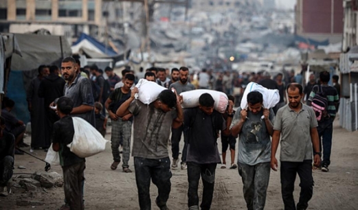 مهمة البحث عن الدقيق في غزة: نريد أن ننجو من الموت جوعا مهمة البحث عن الدقيق في غزة: نريد أن ننجو من الموت جوعا