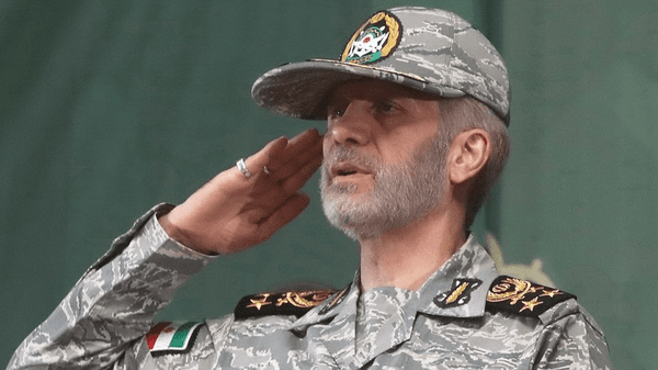 قائد الجيش الايراني: القوات المسلحة ستضع الأعداء عند حدهم بكل حزم